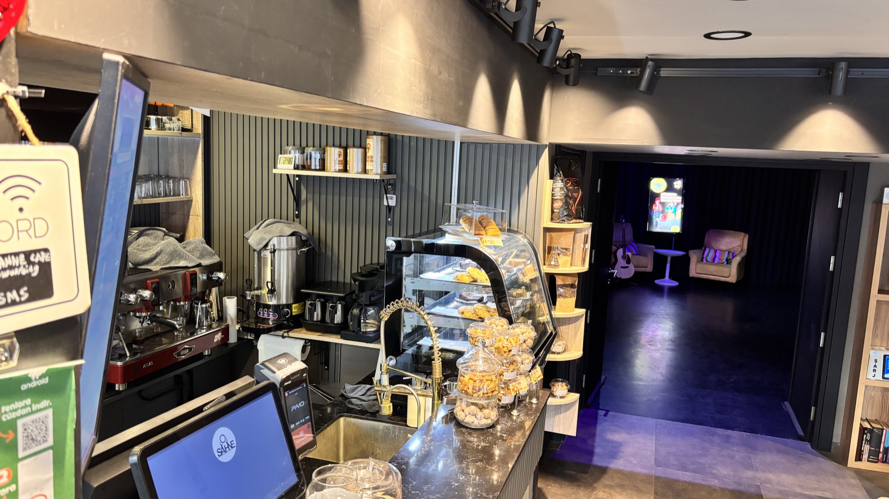 Kahve makinesi ve barista alanı