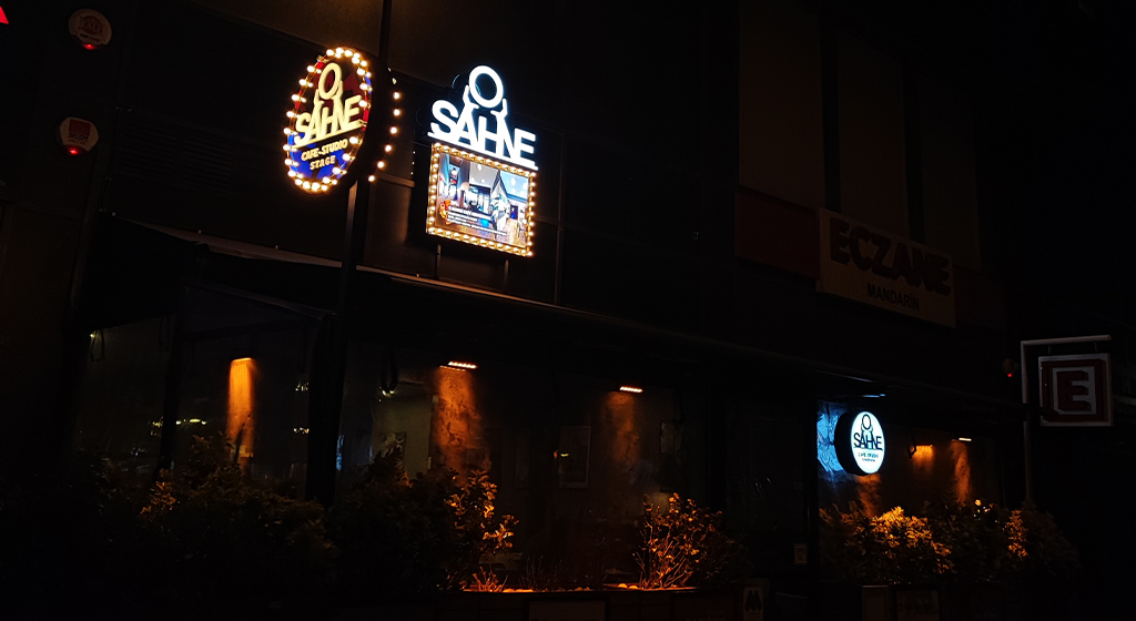 O Sahne dış cephe, gece ışıkları
