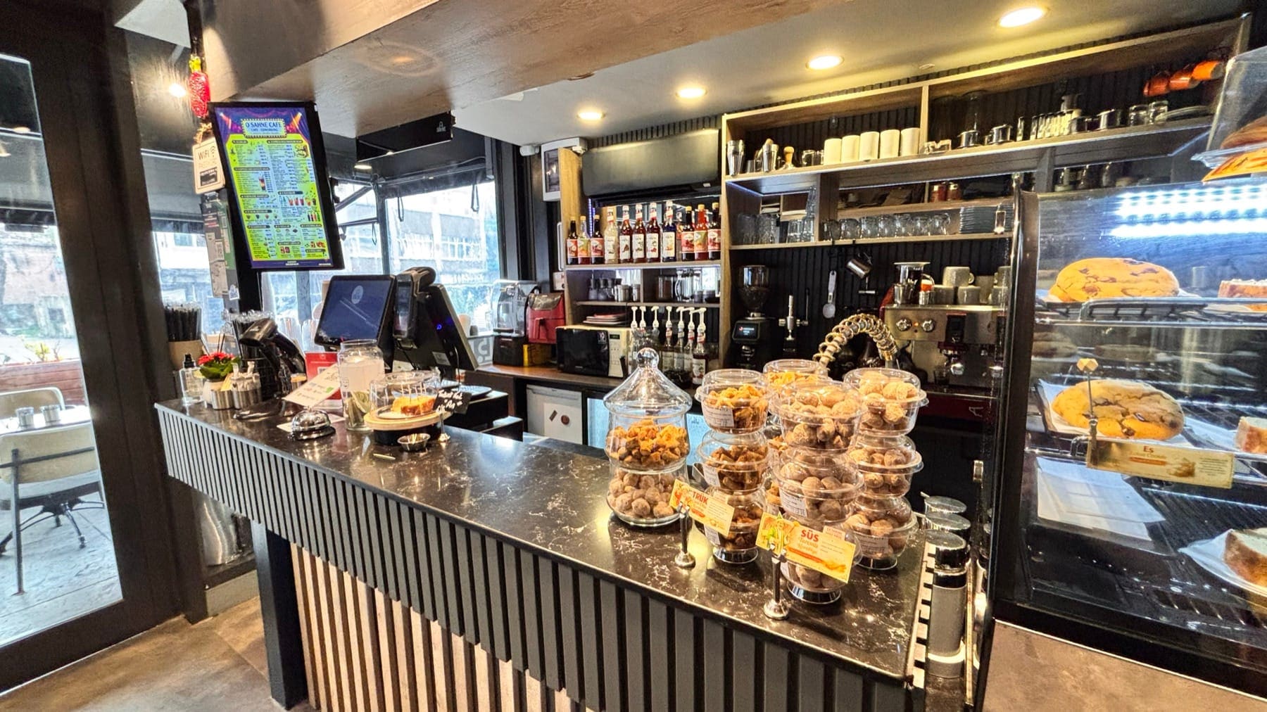 Cafe tezgâhı ve tatlı vitrini