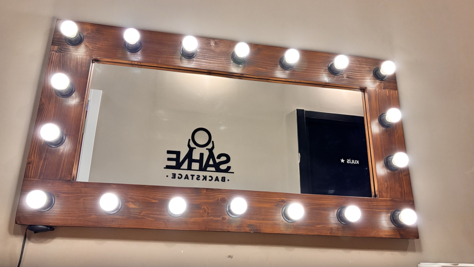 Ahşap çerçeveli ampullü makyaj aynası